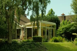 Creëer een lichtrijke leefruimte met een serre uitbouw